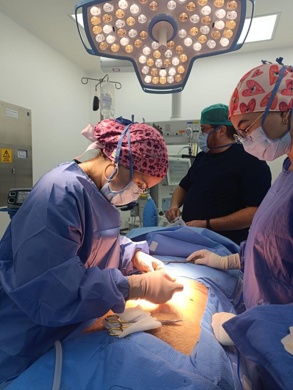 Cirugía de vesícula y hernia realizada